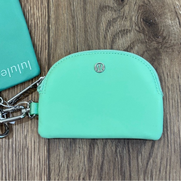NWT Lululemon Dual Pouch Wristlet In Citra Lime/Smoky Mint - Picture 3 of 6
